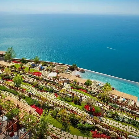 Hills Aparthotel