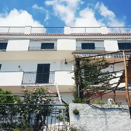 Hills מלון דירות 4*